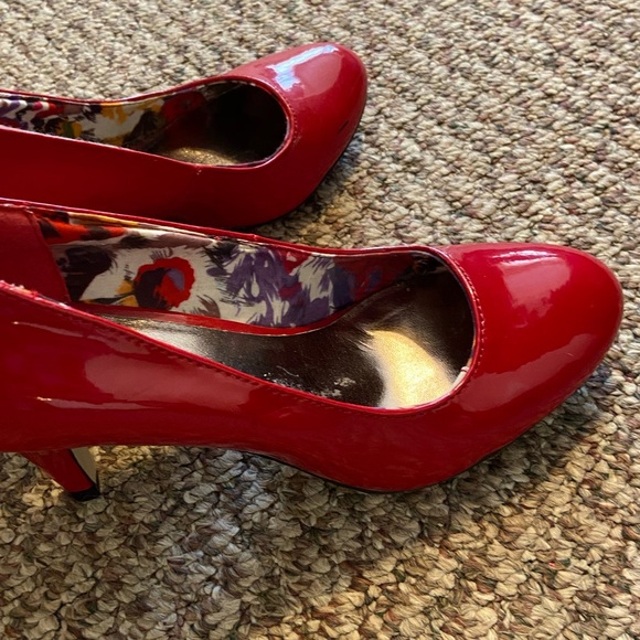 Red high heels - Picture 2 of 4